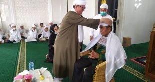 Buya Amiruddin MS menyematkan Kopiah dan Sorban Kepada Ketua DPW LDII Sumatera Utara, H. Hasoloan Simanjuntak, ST