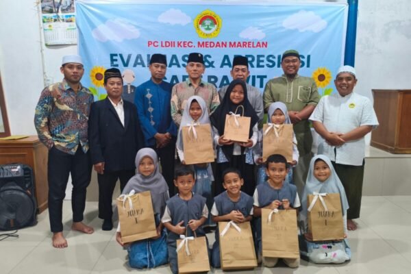 KetuaDPD LDII Kota Medan bersama Penerima Apresiasi