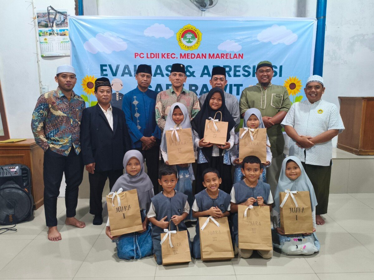 KetuaDPD LDII Kota Medan bersama Penerima Apresiasi